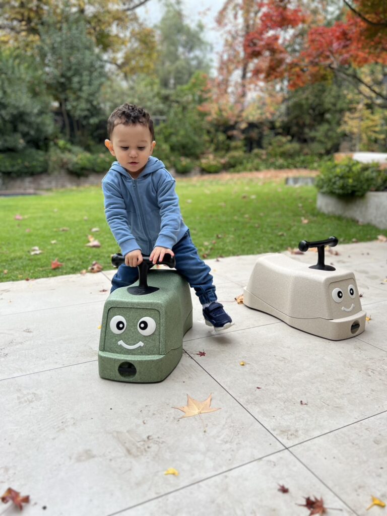 Niño jugando con Poly Go en el jardín