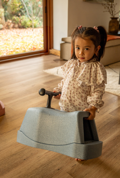 Niña levantando su Poly Go